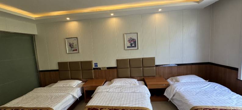 华东商务酒店(格尔木八一路地下商业街昆仑公园店)图片