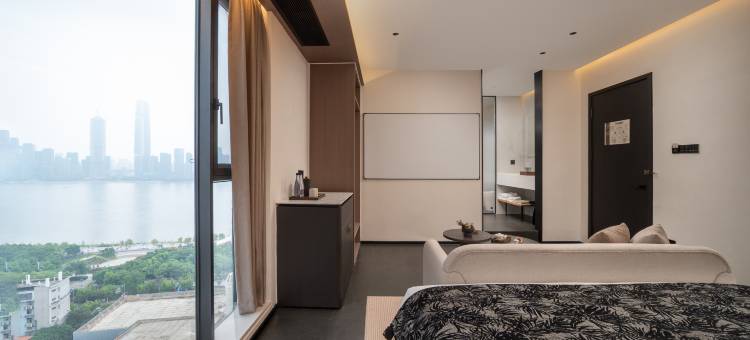 慢里酒店MOMENTUM(武汉江滩江汉路步行街店)图片