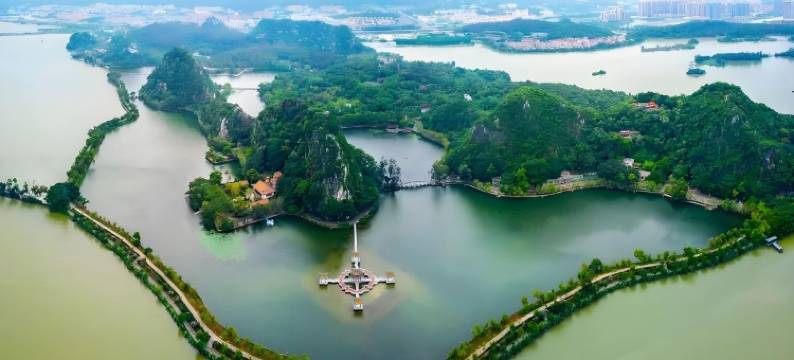 肇庆·富米FullmeCinemaBathtub设计酒店(七星岩东门广场店)图片