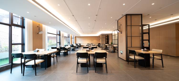 建国·铂萃酒店(钦州市城市名片美食广场店)图片