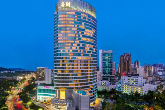 珠海粵財皇冠假日酒店（情侶路海濱泳場店）