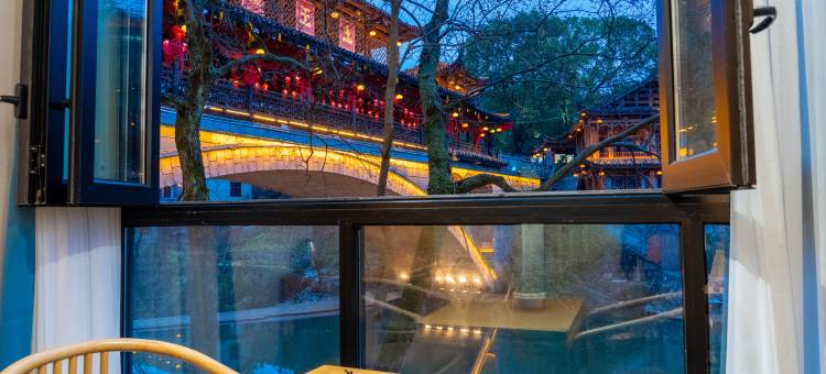 十二城·寒江楼·观景临江庭院温泉loft设计云宿(芙蓉镇大瀑布店)图片
