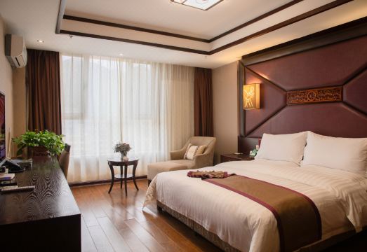 Zhuoni Convention Center Hotel Overview