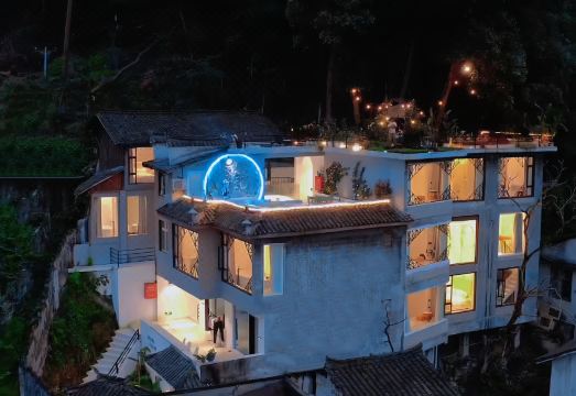 九野半山全景民宿（凤凰古城店）外景图