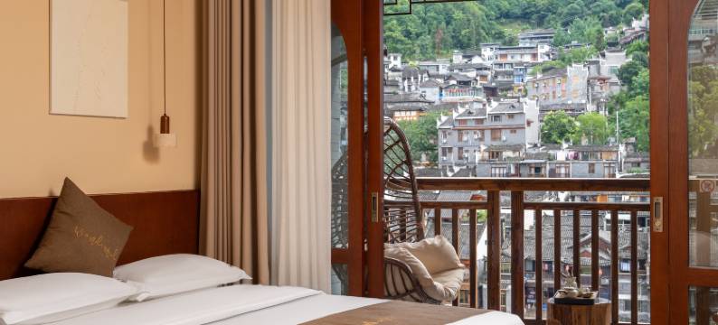 凤凰向云端江景民宿(凤凰古城景区南华门店)图片