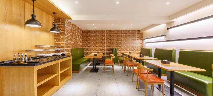 艺龙万国酒店(大连金马路轻轨站店)图片