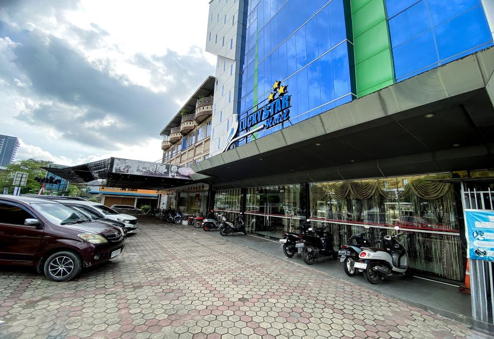 Lucky Star Hotel Near Harbour Bay Batam Hotel Overview