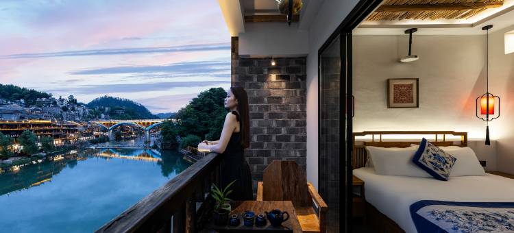 凤凰金水岸丨沱江180度夜景·苗绣艺术丨古城观景酒店图片