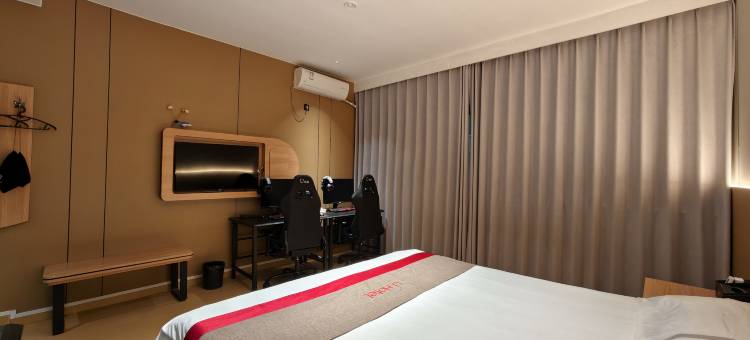 竞族电竞民宿(圣豪购物中心店)图片