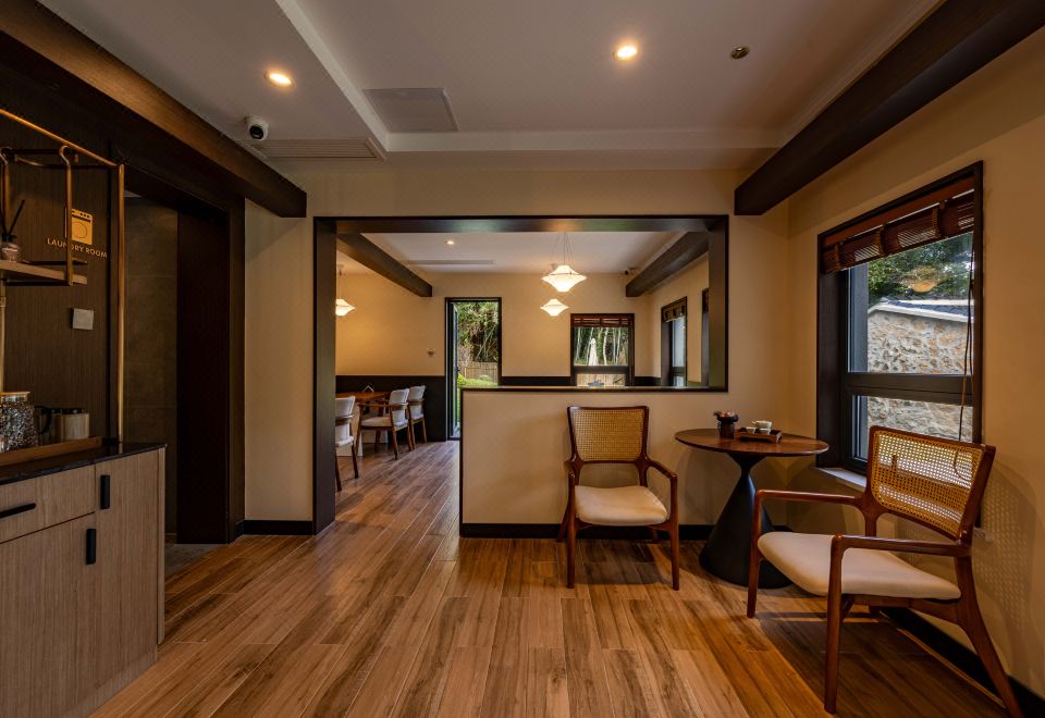 Floral Hotel·Mountain Retreat in the Clouds (Putuo Mountain Ten Thousand Buddhas Pagoda Hotel) Hotel Overview