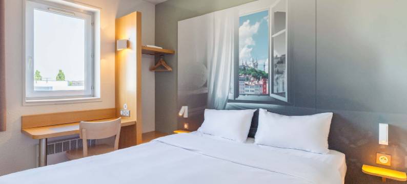 里昂圣博内米普兰民宿酒店(B&B Hotel Lyon Saint-Bonnet Mi-Plaine)图片