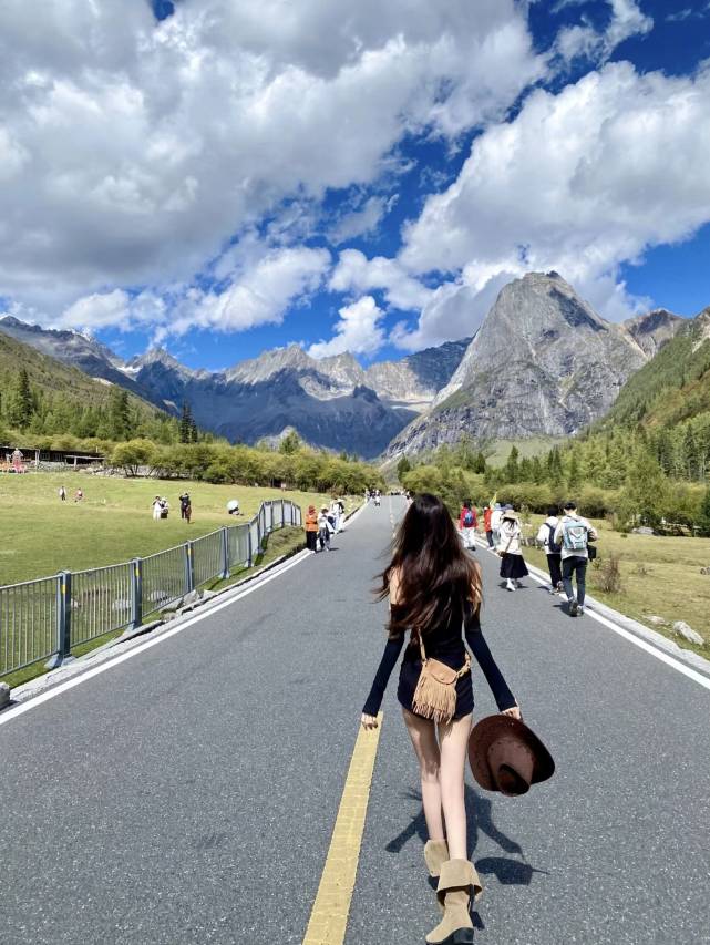 被梦叫醒酒店(双桥沟景区布达拉峰雪山公路打卡点店)图片