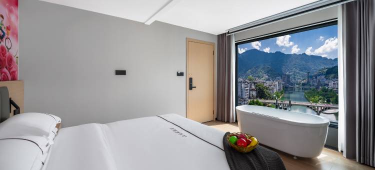 山屿城·全景智能影音酒店(桂林龙胜汽车站店)图片