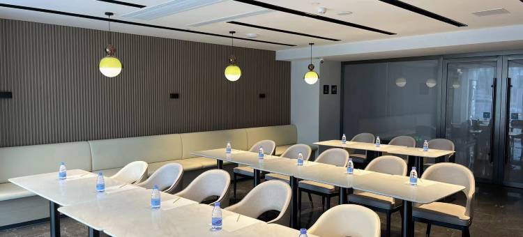 林芝巴宜南粤大道亚朵酒店图片