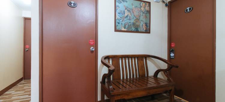 RedDoorz near PNR Espana Station图片