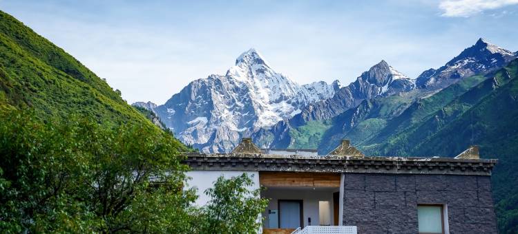 四姑娘山等风来雪山民宿(长坪沟景区长青山寨观景平台店)图片