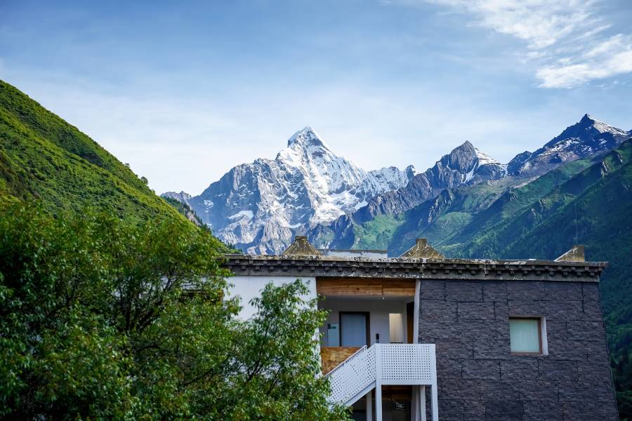 四姑娘山等風來雪山民宿(長坪溝景區長青山寨觀景平台店)