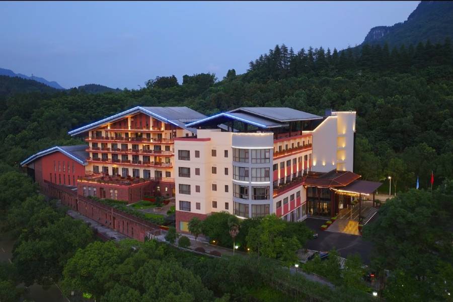 長陽隔河巖酒店