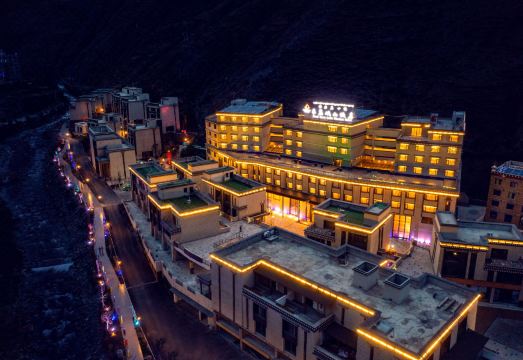 稻城亚丁来麓岷山饭店外景图