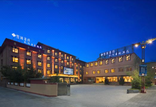 松潘雪域蕃坊酒店（黄龙九寨高铁站）外景图