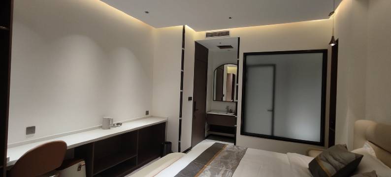 叶鸿轻居温馨主题宾馆(大连梭鱼湾足球场店)图片