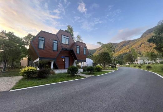 月亮湾风景区房车民宿外景图