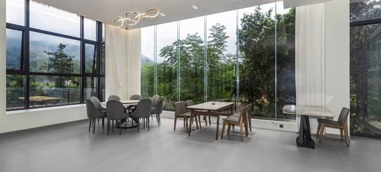 莽山源著·大峡谷畔山居图片