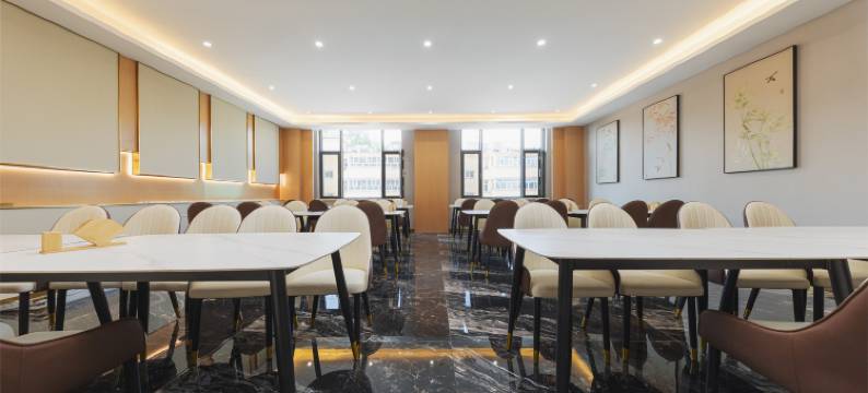 昭苏豪美智选酒店(昭苏县美食街天马国际旅游文化广场店)图片