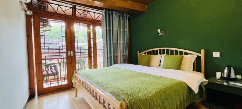 在路上江景民宿(凤凰古城店)图片