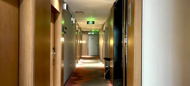 柏曼酒店(平南东湖店)图片