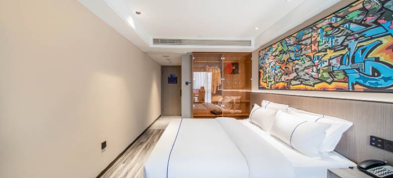 ReMAX热麦电竞酒店(东裕夜市店)图片