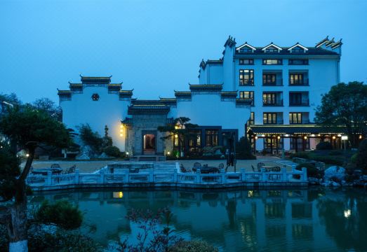 Hengdian Film and Television City Longjing Yuyu Yinshu Hotel Overview