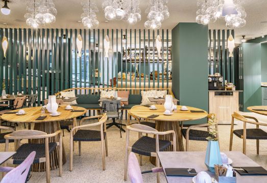 Vincci Bonjardim Hotel Overview