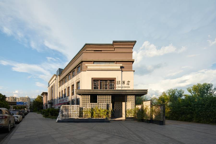 邛海17度 · 被夢叫醒酒店(西昌火把廣場店)
