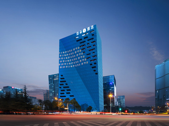 贵阳北站德福中心亚朵S酒店