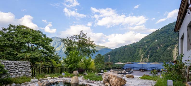 山水间温泉酒店(海螺沟冰川森林公园店)图片