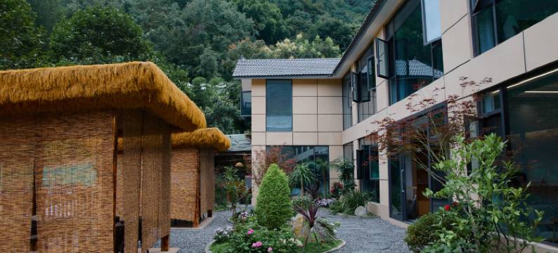 峨眉山依山归隐酒店(清音阁景区店)图片