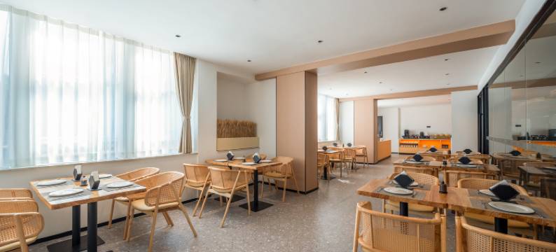 易趣·君朋酒店(三乡镇白石华发观山水店)图片