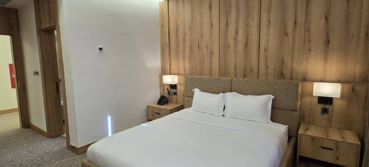 BAZ Hotel Airport Road图片