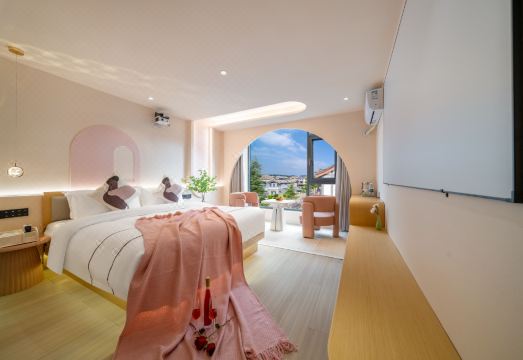 楚雄梦菲斯艺宿酒店（彝人古镇店）外景图