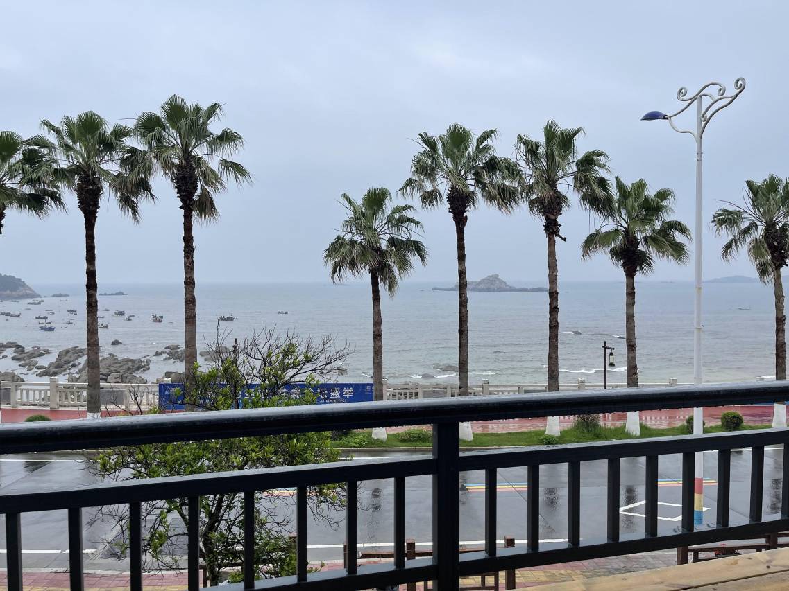 看海听潮·超一线海景·躺赏最美日出现代轻奢民宿(莲池澳沙滩店)图片