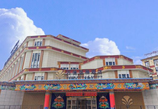 玉树万信至格酒店外景图
