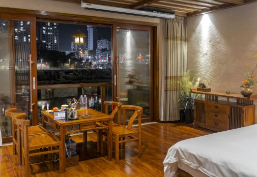 Zhangjiajie Waterfront Huajian Inn Hotel Overview