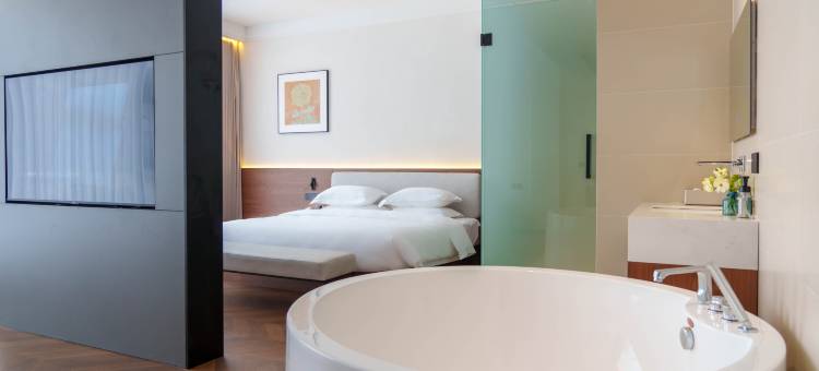 寄情山水间温泉度假酒店图片