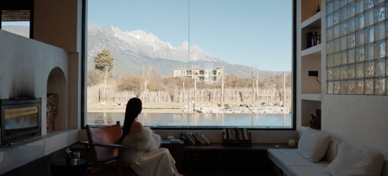 不晚里予·日照金山｜雪山全景度假酒店(白沙古镇店)图片