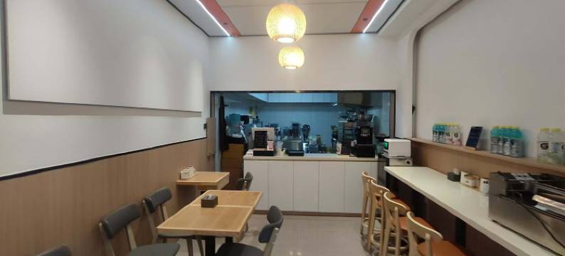 叶鸿轻居温馨主题宾馆(大连梭鱼湾足球场店)图片