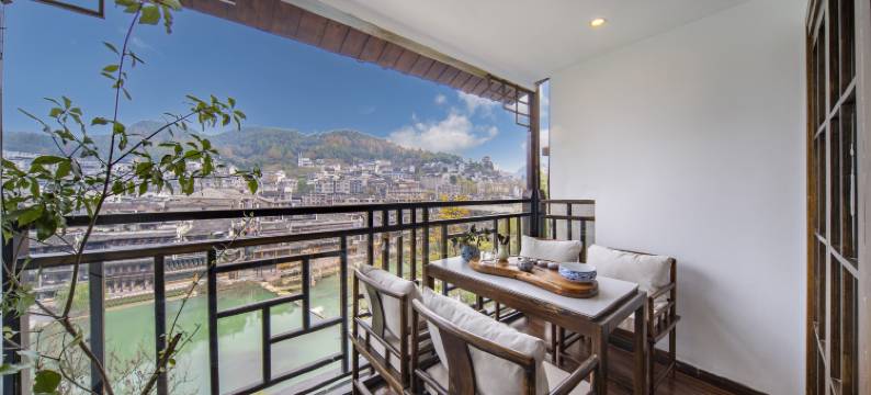 悠悠水畔•高端江景民宿(凤凰古城景区南华门店)图片