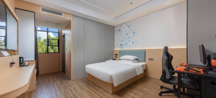 尖峰·柚电竞酒店(南昌财大双港地铁站店)图片