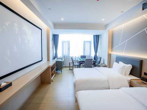 馨悦假日酒店(陆良图腾商业中心春光路店)