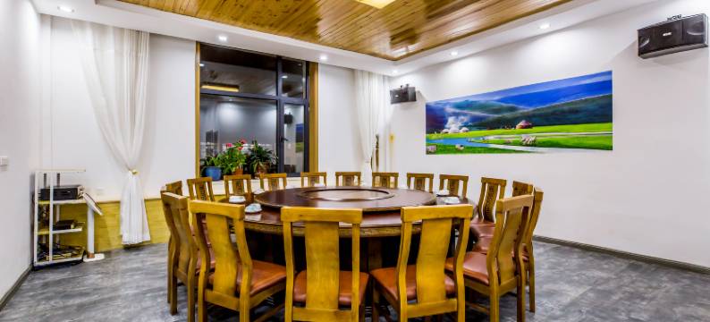 乌兰布统草原名仁山庄图片